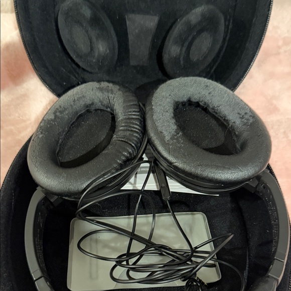 Bose Black Headphones with Black Case - Picture 7 of 9